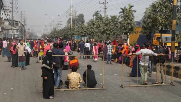 বকেয়া, বেতন, দাবি, সড়ক অবরোধ