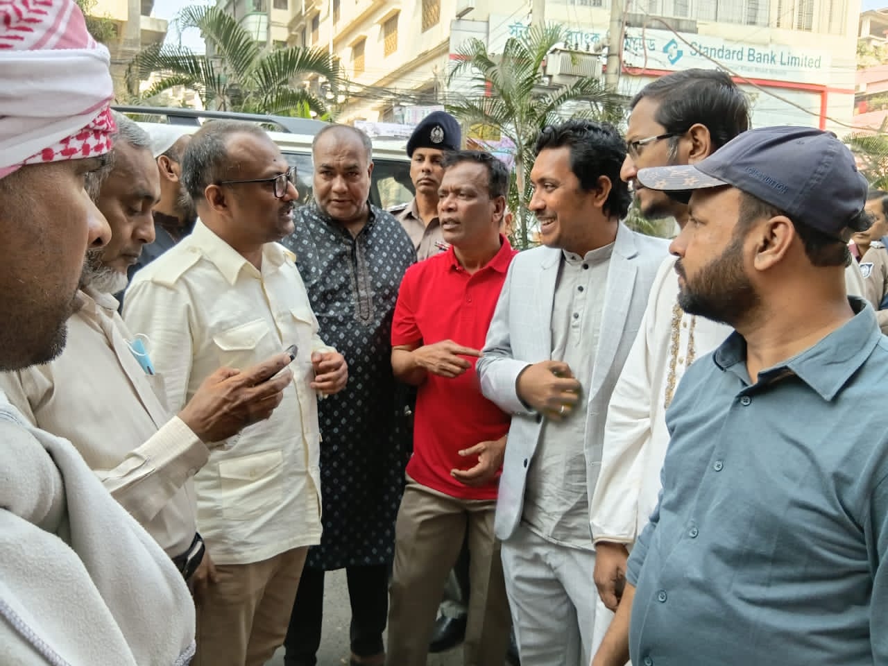 চট্টগ্রামে সংখ্যালঘু এলাকা ও নির্বাচনী ক্যাম্প পরিদর্শন করলেন সিএমপি কমিশনার